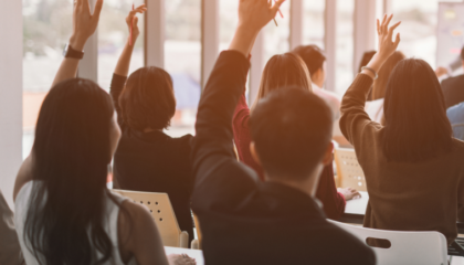 Realizar talleres de capacitación y cursos de formación En temáticas relacionadas a educación inclusiva, Derechos Humanos, desarrollo comunitario, gestión territorial, entre otros.